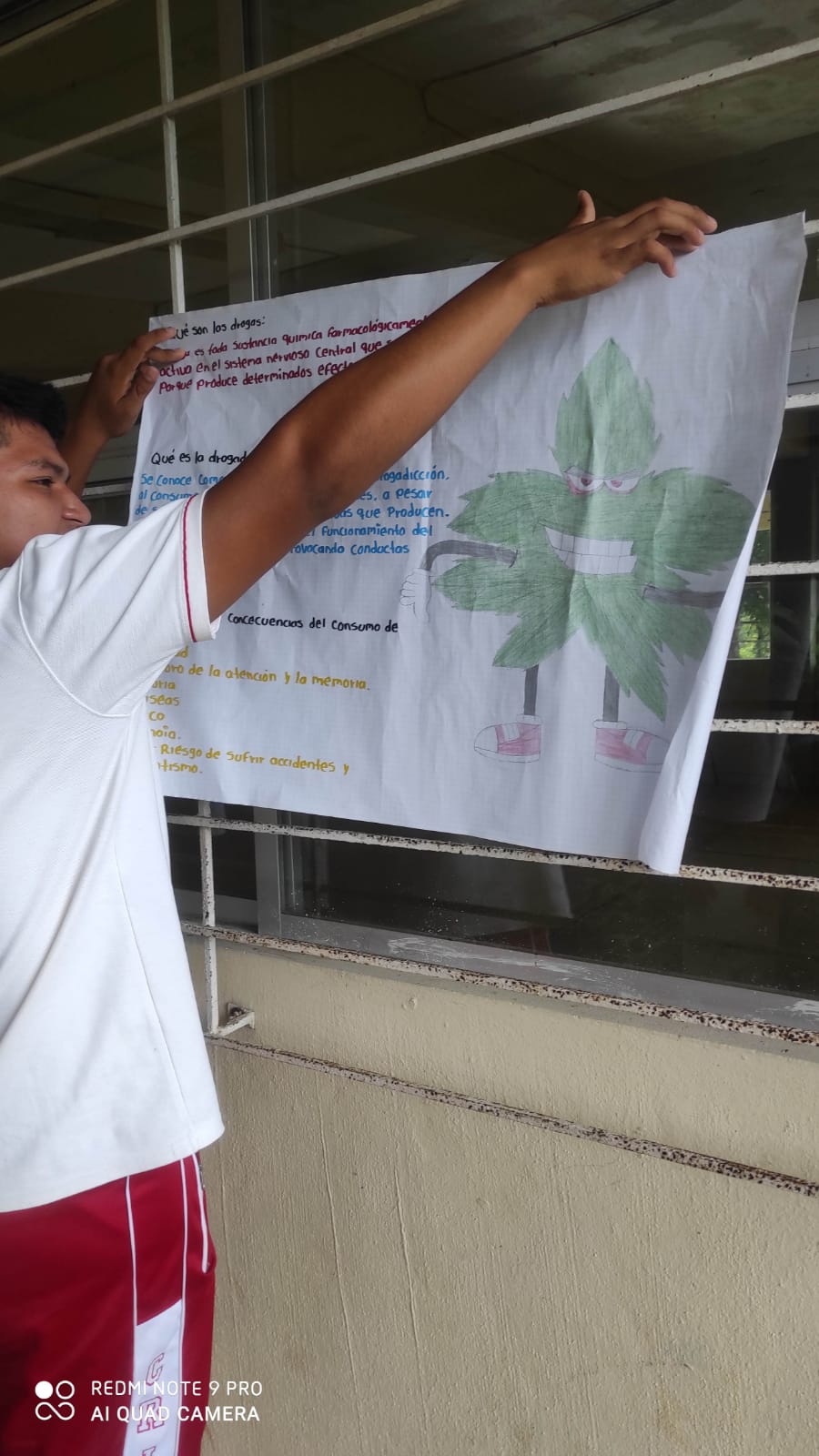 Alumno presentando información sobre las drogas.