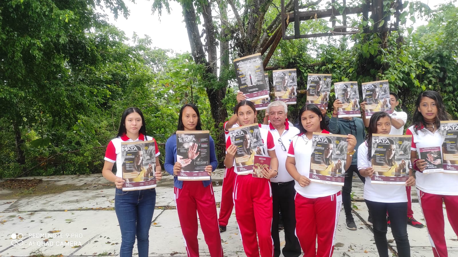 Estudiantes del Telebachillerato 39 con carteles de la campaña.