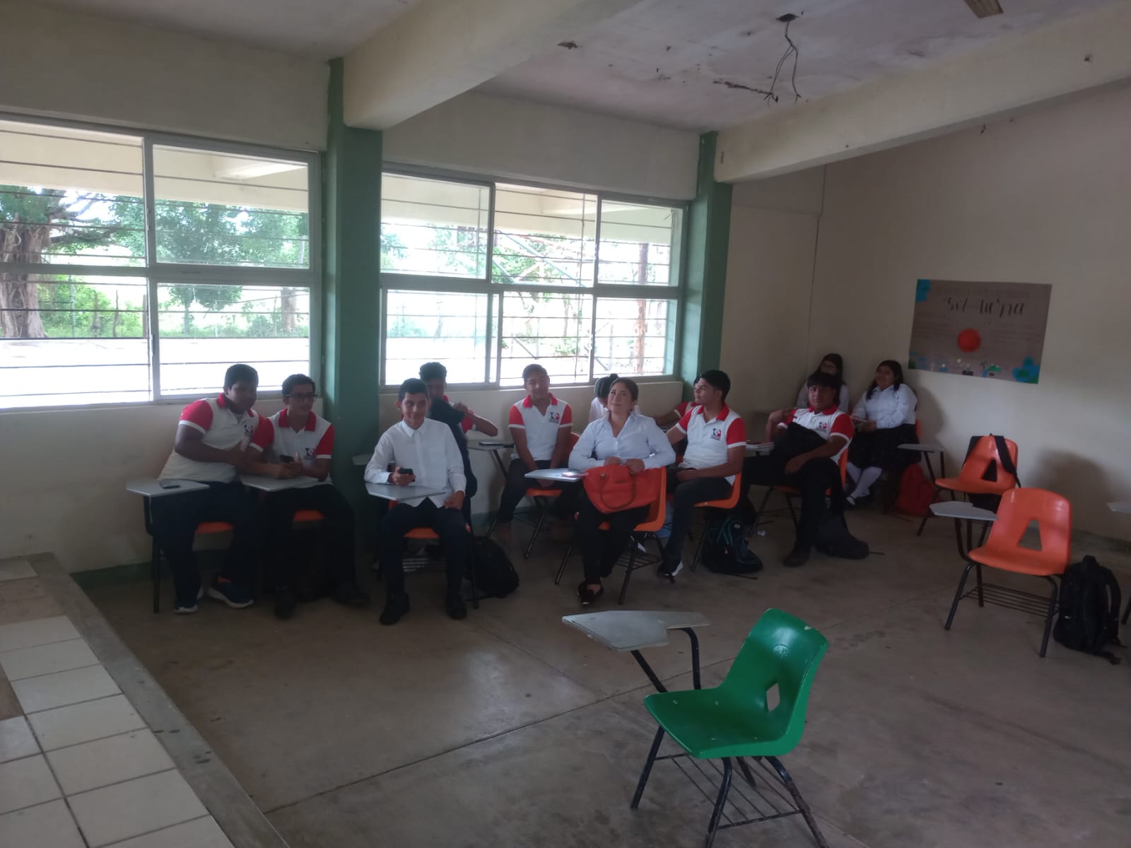 Estudiantes participando en talleres de prevención.